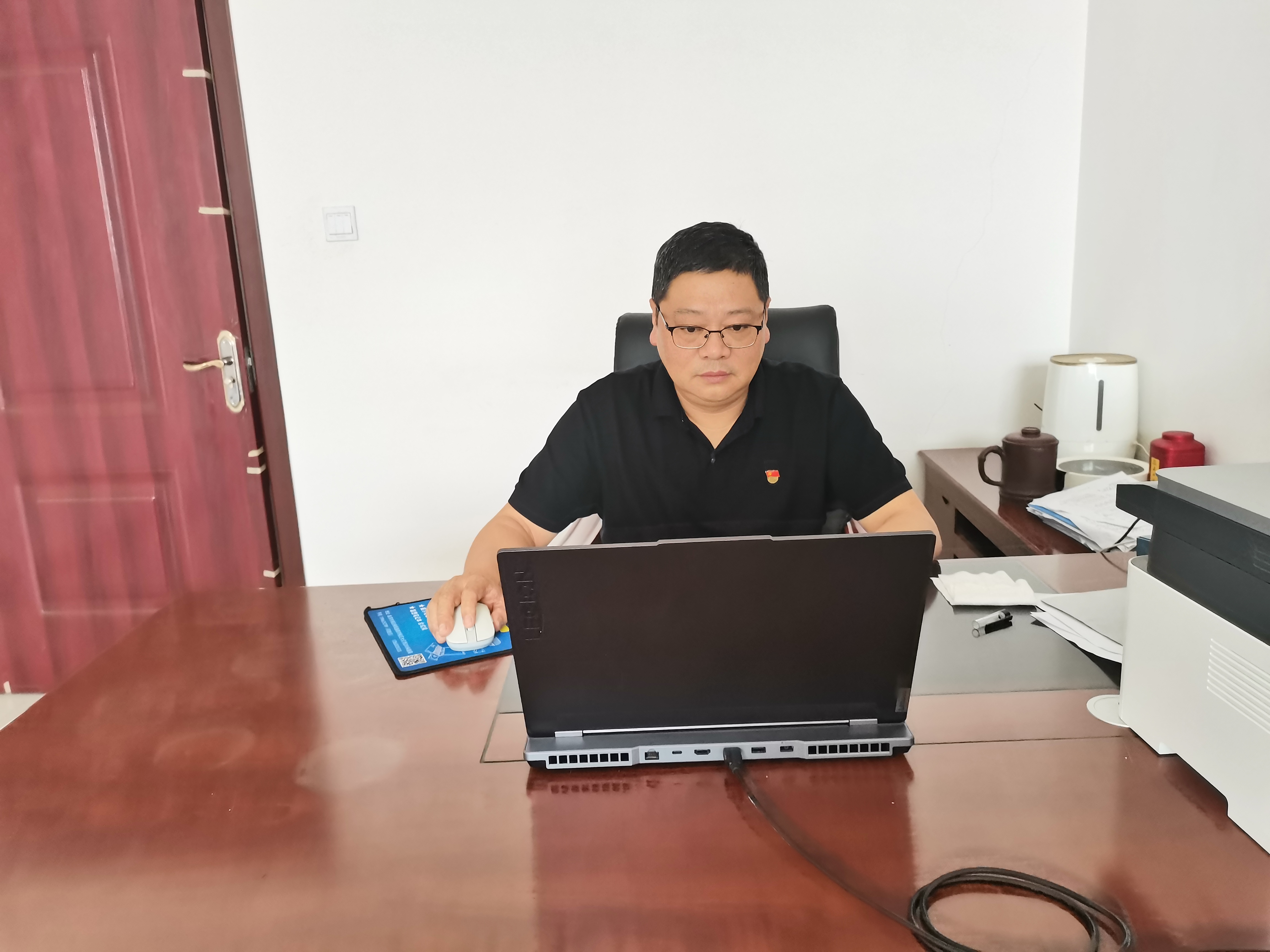 “创业先锋”何伟：  驻足岗位，，，忠于职守，，，逆流而上_抖圈